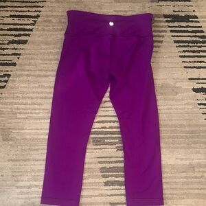 Lululemon Size 6 Purple Cropped Leggings